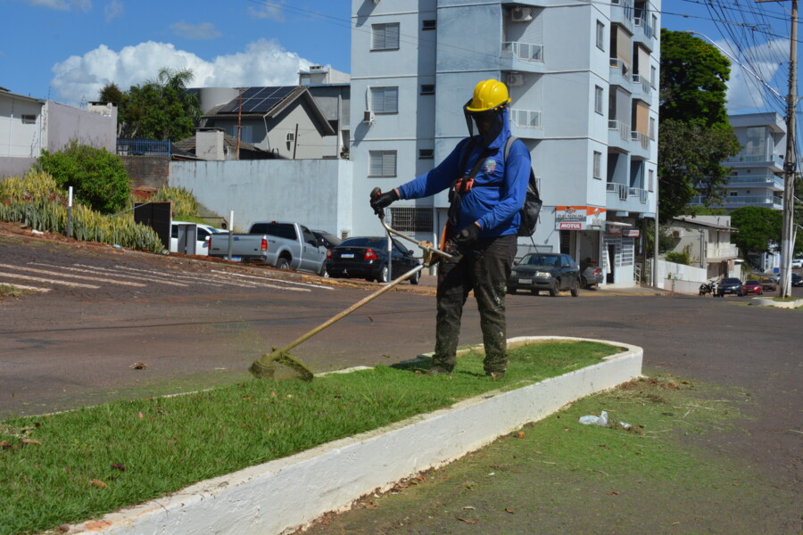 equipes-realizam-limpeza-urbana-no-bairro-fatima