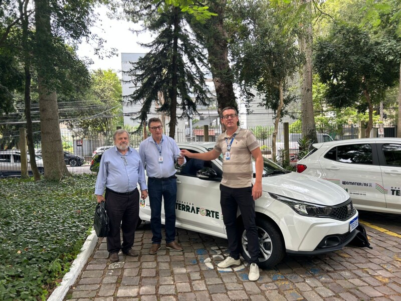 prefeito-orlando-girardi-participa-da-entrega-de-veiculo-para-escritorio-municipal-da-ematerrs