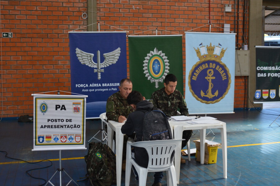 inspecao-do-servico-militar-reune-jovens-no-ginasio-da-apae