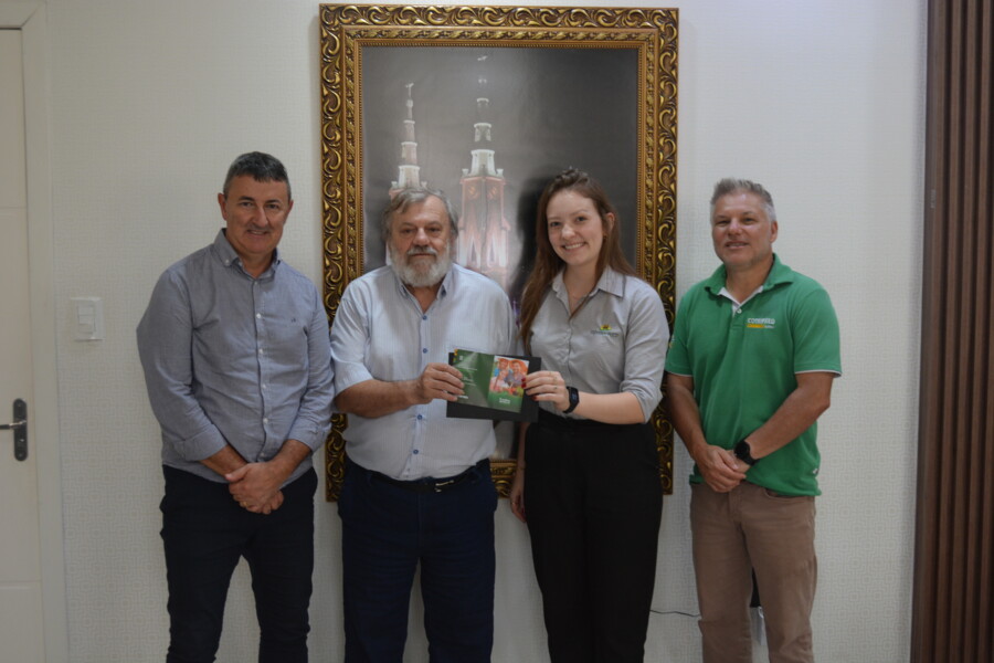 presidente-da-cotrifred-entrega-convites-ao-prefeito-orlando-girardi