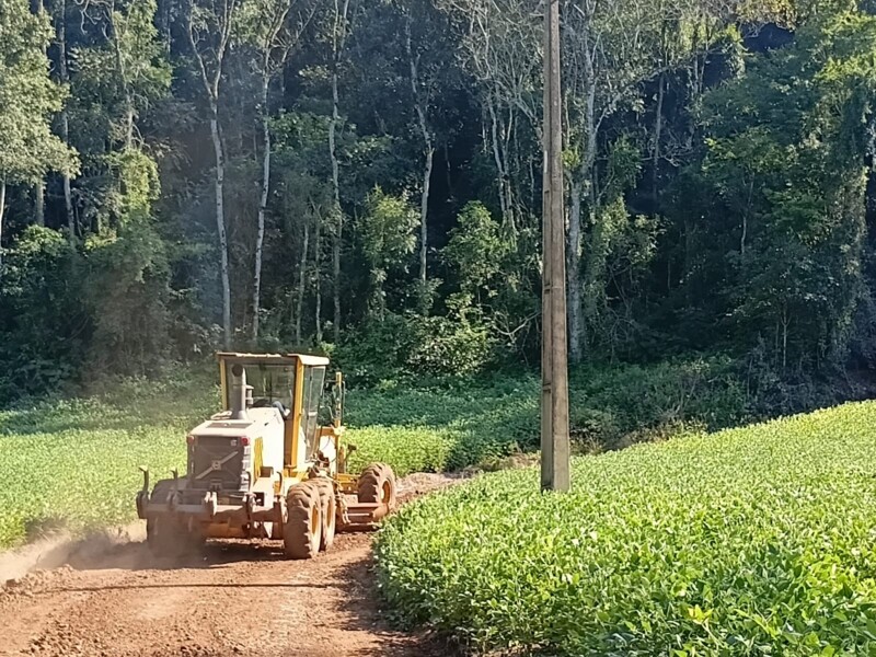 secretarias-de-obras-e-agricultura-realizam-melhorias-em-estradas-do-interior