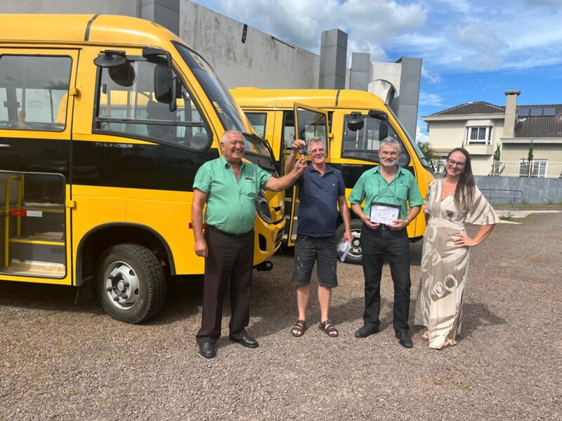 frederico-westphalen-recebe-novos-micro-onibus-para-reforcar-o-transporte-escolar