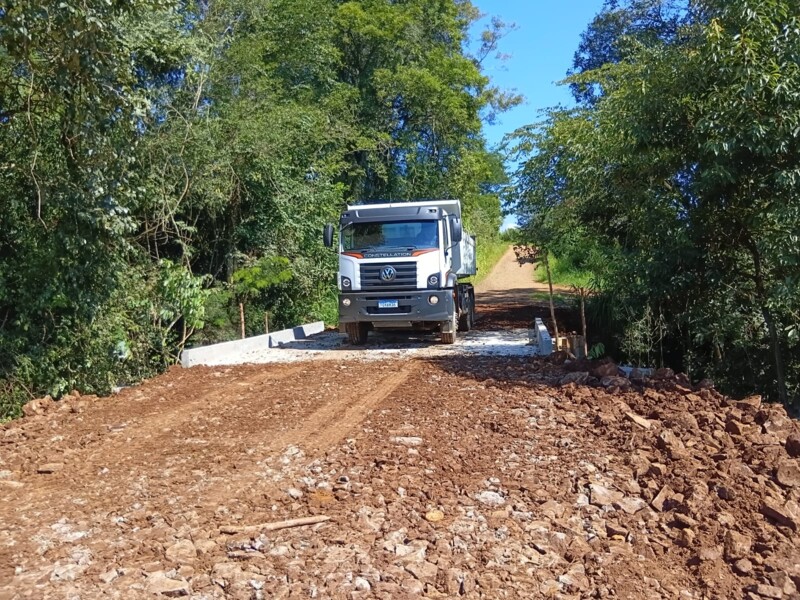 secretarias-acompanham-conclusao-de-ponte-no-distrito-de-castelinho