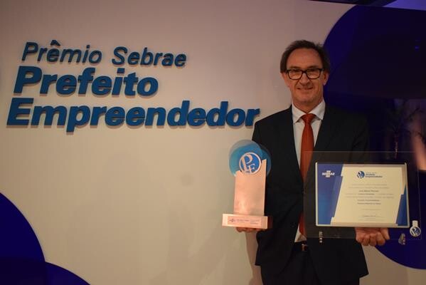 prefeito-jose-alberto-panosso-recebe-titulo-de-prefeito-empreendedor-no-premio-sebrae