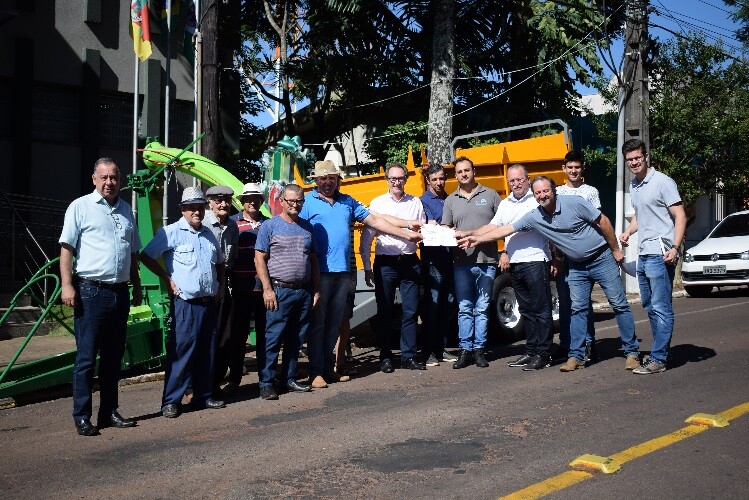 administracao-municipal-realiza-a-aquisicao-de-equipamentos-para-a-agricultura-familiar