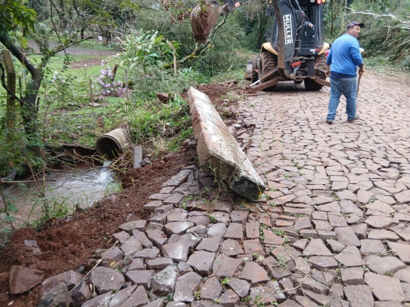 secretaria-de-obras-realiza-melhorias-na-rua-garibaldi-para-garantir-mais-seguranca-e-melhor-trafegabilidade