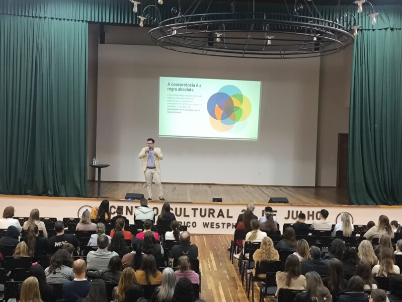 profissionais-da-educacao-participam-de-palestra-as-nossas-divergencias