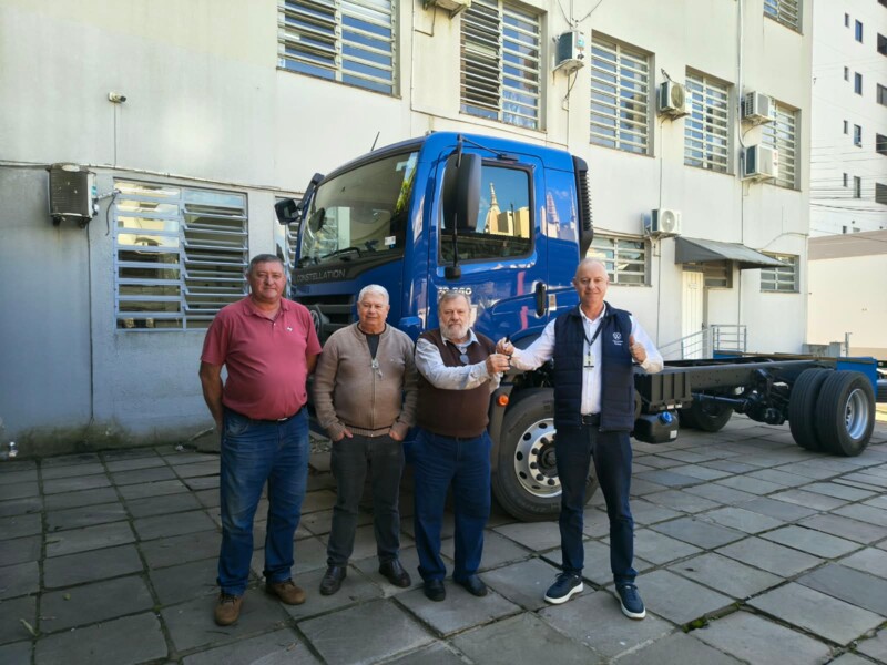 administracao-recebe-novo-caminhao-para-atender-demandas-das-secretarias-de-obras-e-agricultura