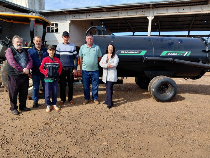 municipio-amplia-apoio-as-comunidades-rurais-com-aquisicao-de-distribuidor-de-adubos-organicos-liquido