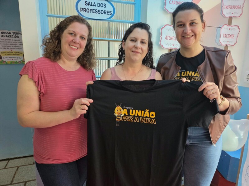 Sicredi e SMEC valorizam profissionais da Educação Infantil com entrega de camisetas