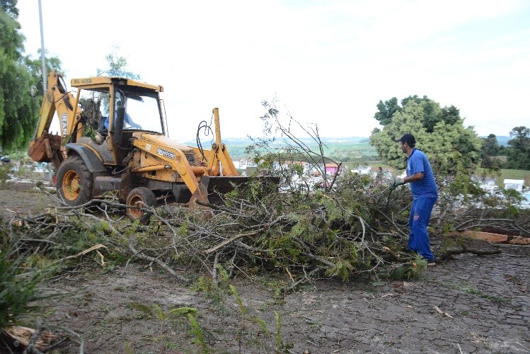 administracao-municipal-realiza-novo-mutirao-de-limpeza-no-cemiterio-jardim-da-saudade