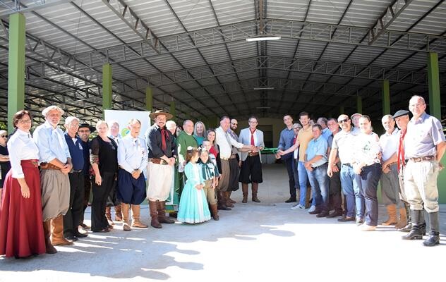 em-comemoracao-aos-64-de-frederico-westphalen-administracao-municipal-inaugura-centro-de-eventos