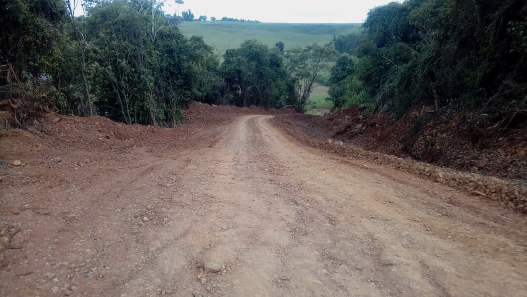 secretaria-municipal-da-agricultura-realiza-melhorias-em-estradas-do-interior