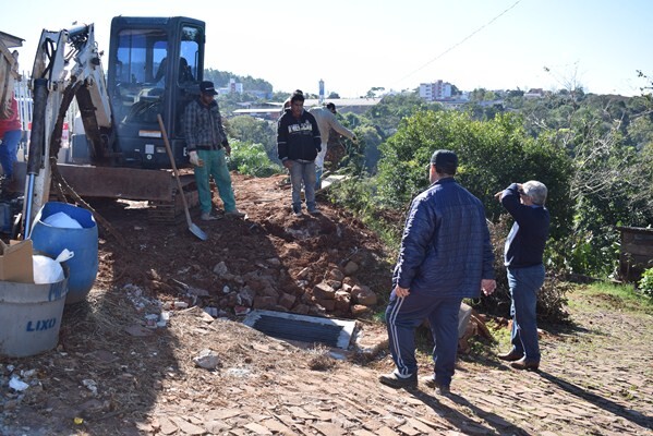 secretaria-de-obras-realiza-instalacoes-de-canalizacao-em-fw