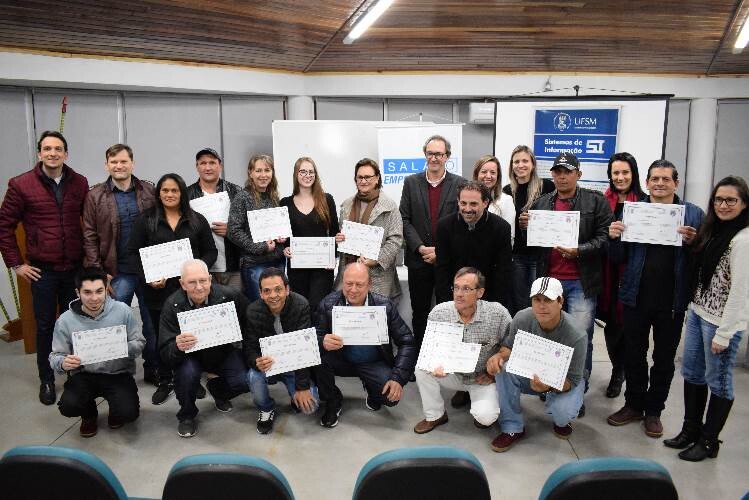 1-turma-do-curso-de-informatica-basica-recebe-certificado