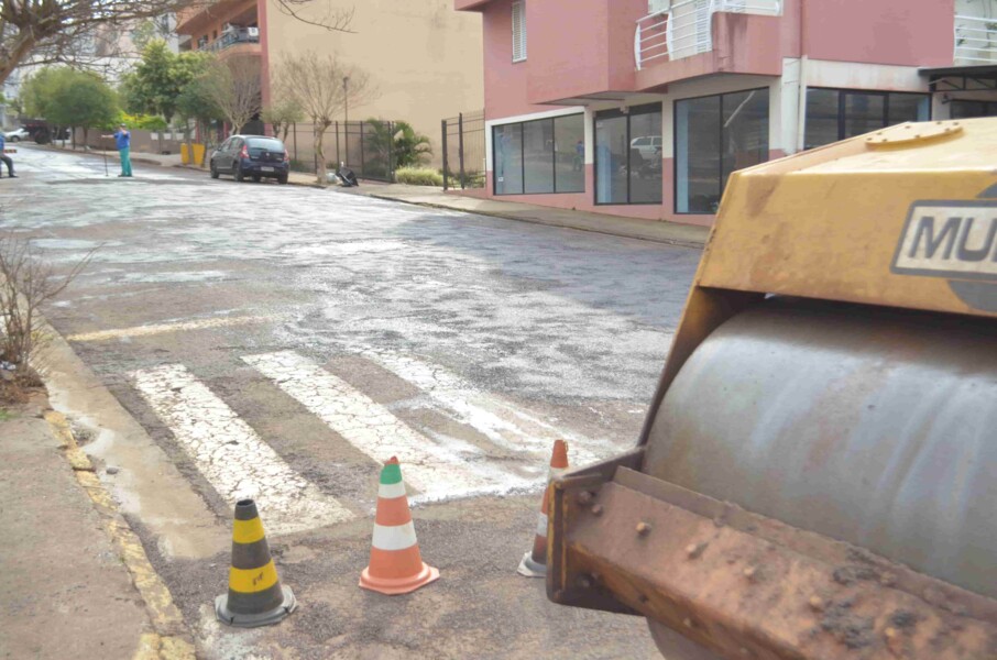 operacao-tapa-buracos-e-realizada-no-centro-do-municipio