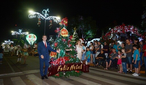 milhares-de-pessoas-prestigiam-desfile-natalino