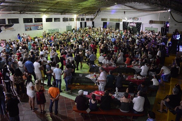 baile-da-terceira-idade-reune-mais-de-mil-pessoas
