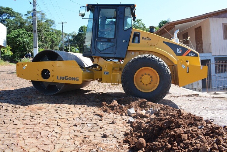 administracao-municipal-adquire-rolo-compactador