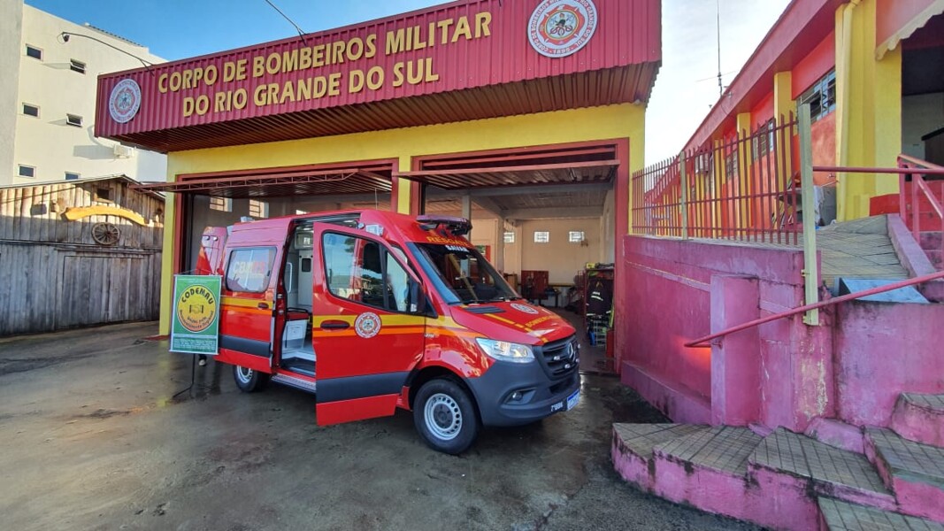 corpo-de-bombeiros-recebe-nova-ambulancia