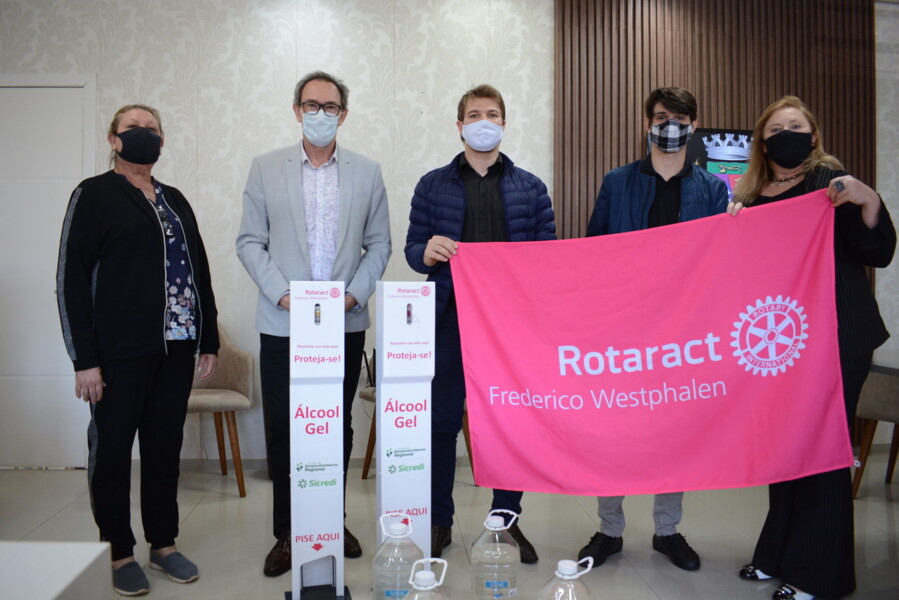 rotaract-club-realiza-doacao-de-totens-de-alcool-gel