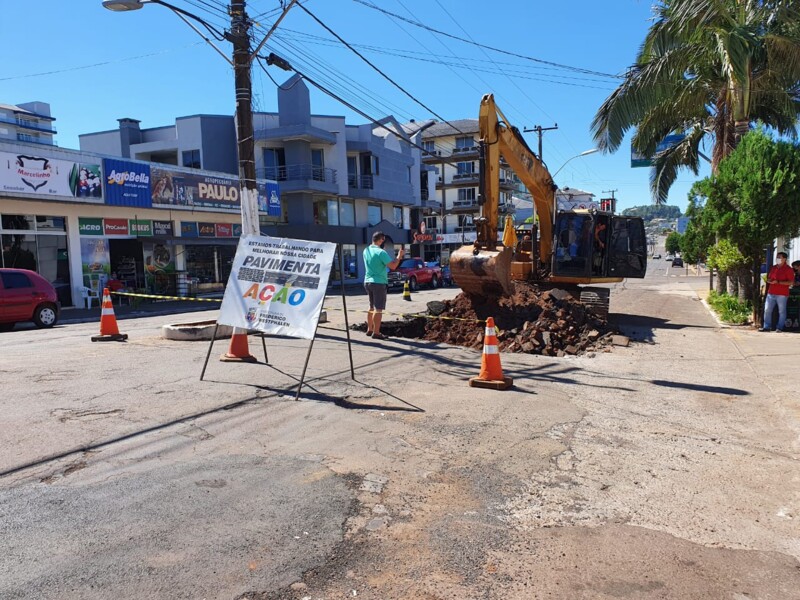 obra-de-pavimentacao-na-avenida-joao-muniz-reis-e-retomada