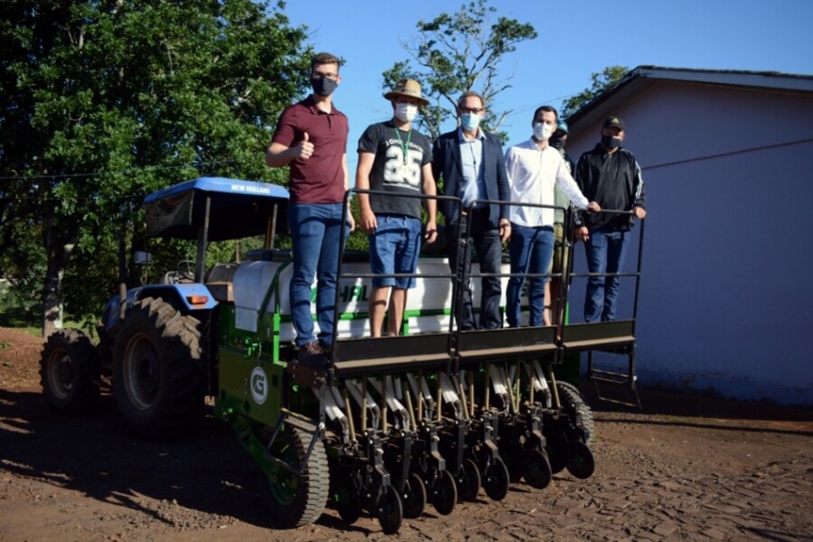 administracao-municipal-entrega-plantadeira-a-agricultores