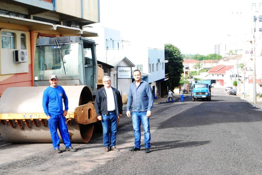 obra-de-recapeamento-e-realizada-na-rua-vinte-e-um-de-abril