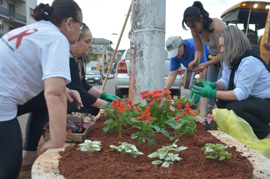 flores-sao-plantadas-na-avenida-joao-muniz-reis