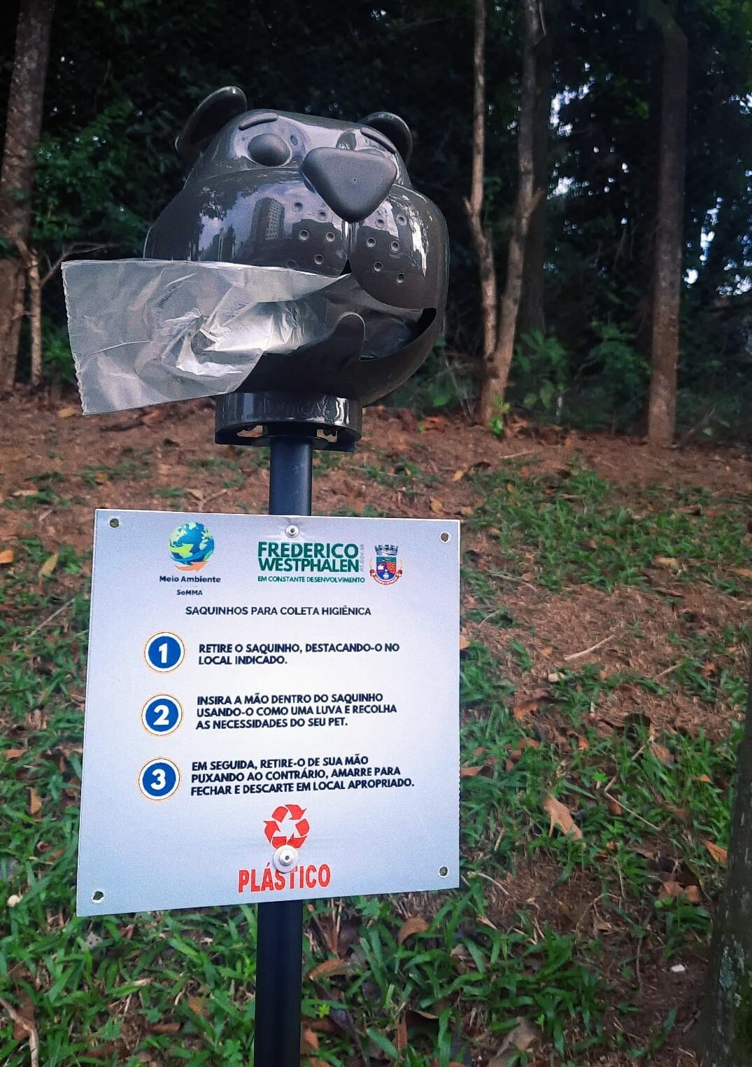 dispensers-com-coletores-higienicos-para-pets-sao-instalados