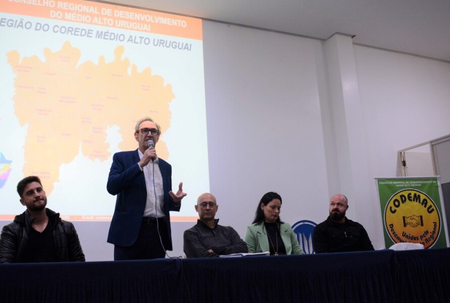 prefeito-panosso-participa-do-seminario-caminhos-e-estrategias-para-o-desenvolvimento-regional