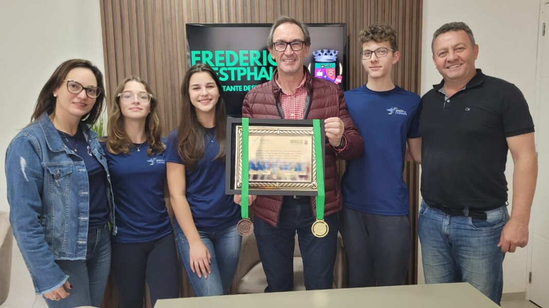 prefeito-panosso-recebe-medalhistas-do-clube-magia-da-patinacao