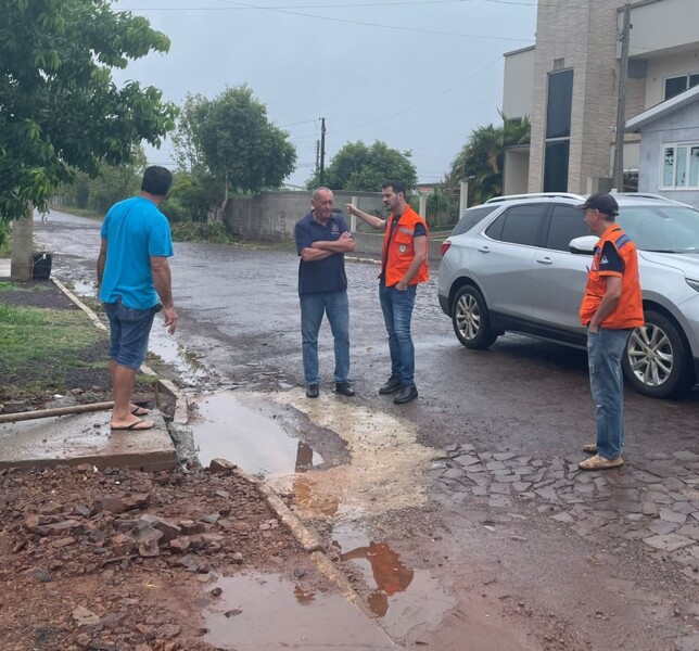 vice-prefeito-de-fw-ouve-demandas-de-moradores-afetados-pelo-grande-volume-de-chuva