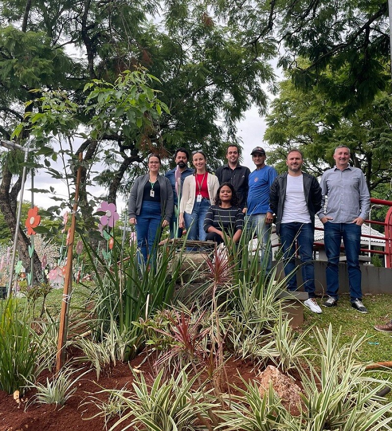 administracao-municipal-realiza-plantio-de-exemplares-de-ipe-roxo-na-praca-da-matriz
