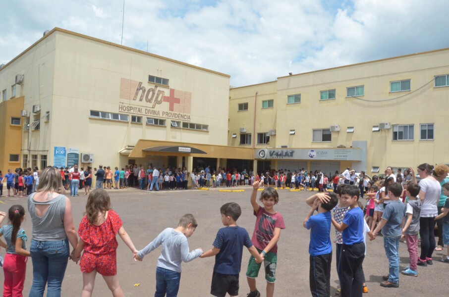 hospital-divina-providencia-recebe-abraco-coletivo