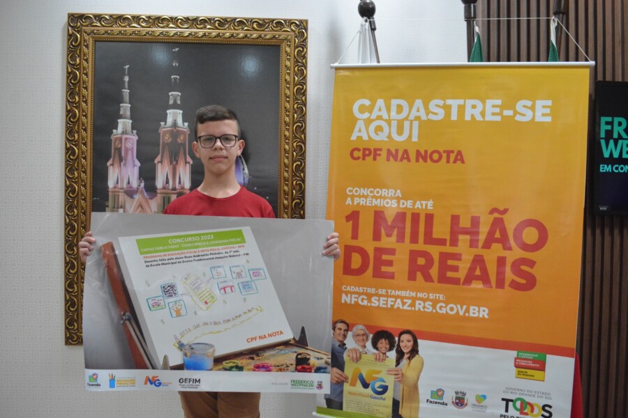 educacao-fiscal-e-nota-fiscal-gaucha-administracao-entrega-premiacao-ao-vencedor-do-concurso-de-cartaz-publicitario