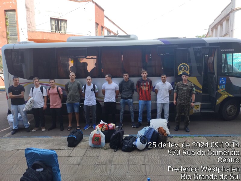 grupo-de-17-jovens-de-fw-convocados-para-o-servico-militar-embarca-rumo-a-uruguaiana