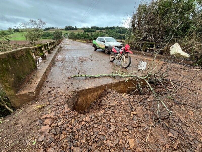 transito-na-ponte-sobre-o-rio-da-varzea-no-distrito-de-sao-joao-do-porto-esta-liberado-para-veiculos-leves