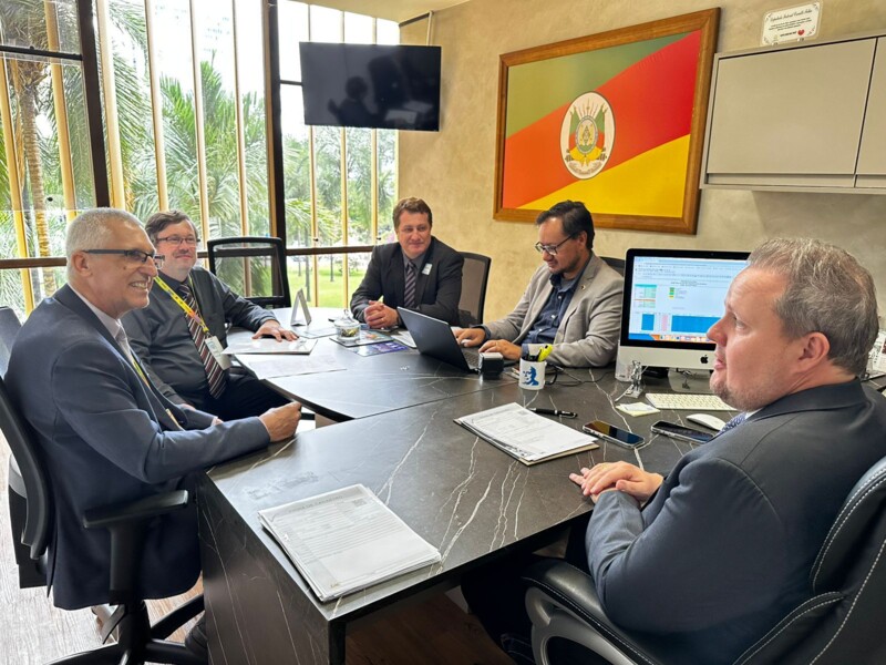vice-prefeito-e-secretario-sao-recebidos-pelo-deputado-federal-covatti-filho