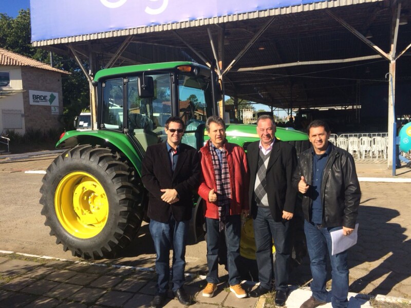 municipio-e-beneficiado-com-um-trator-agricola