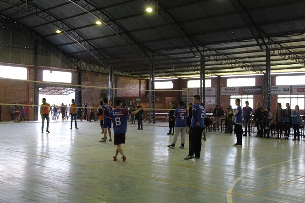 escolas-municipais-comemoram-o-dia-do-estudante-com-jogos-de-voleibol