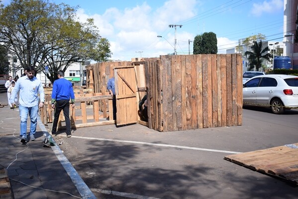 galpoes-do-acampamento-farrapo-comecam-a-ser-construidos