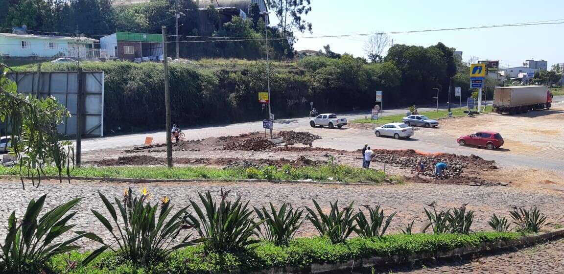 secretaria-de-obras-realiza-conserto-de-calcamento-na-br-386