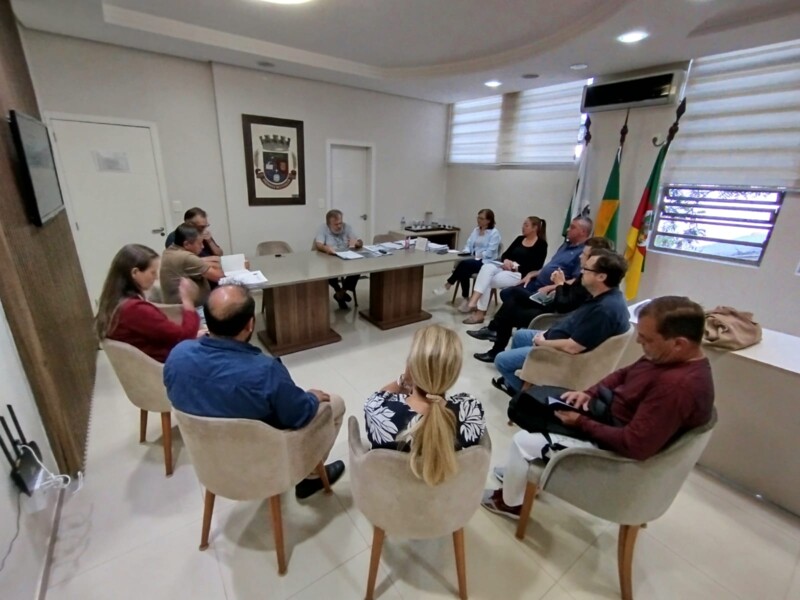 prefeito-orlando-girardi-apresenta-novo-secretario-municipal-da-saude-cassio-adriano-zatti-em-reuniao-com-secretariado
